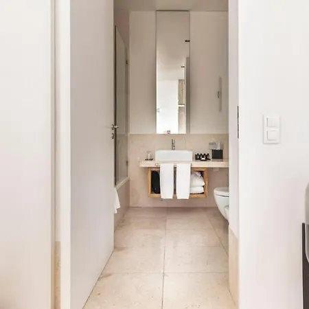 Plum Guide - Sterling Bronze Apartment Lisbon