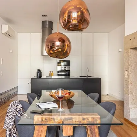 Plum Guide - Sterling Bronze * Lisbon